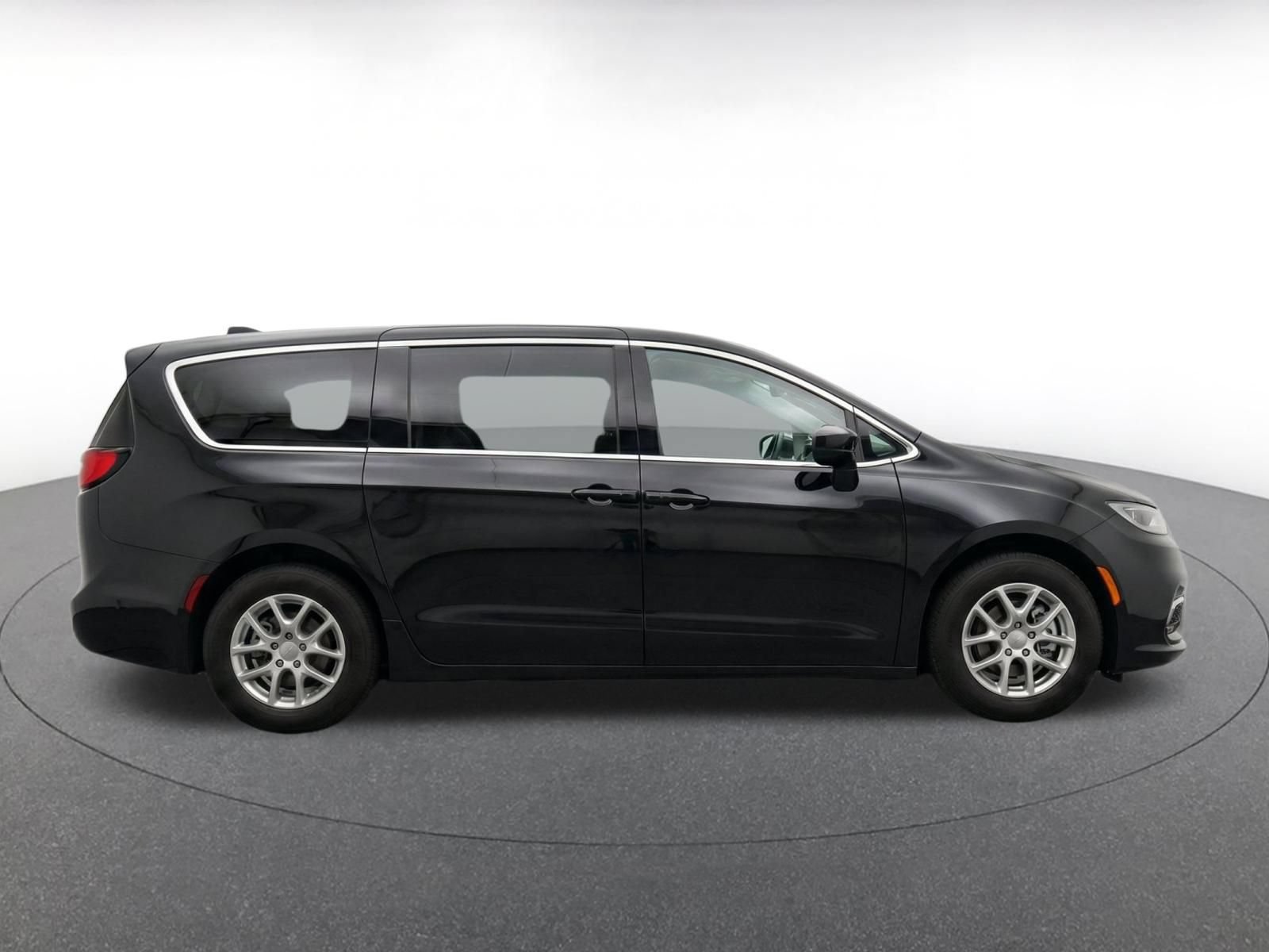 Used 2024 Chrysler Voyager LX FWD image 9