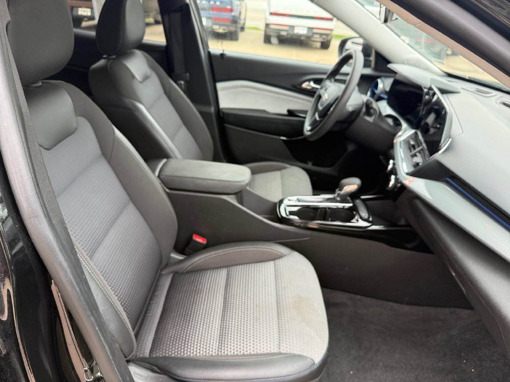 Used 2025 Chevrolet Trax LT FWD image 29