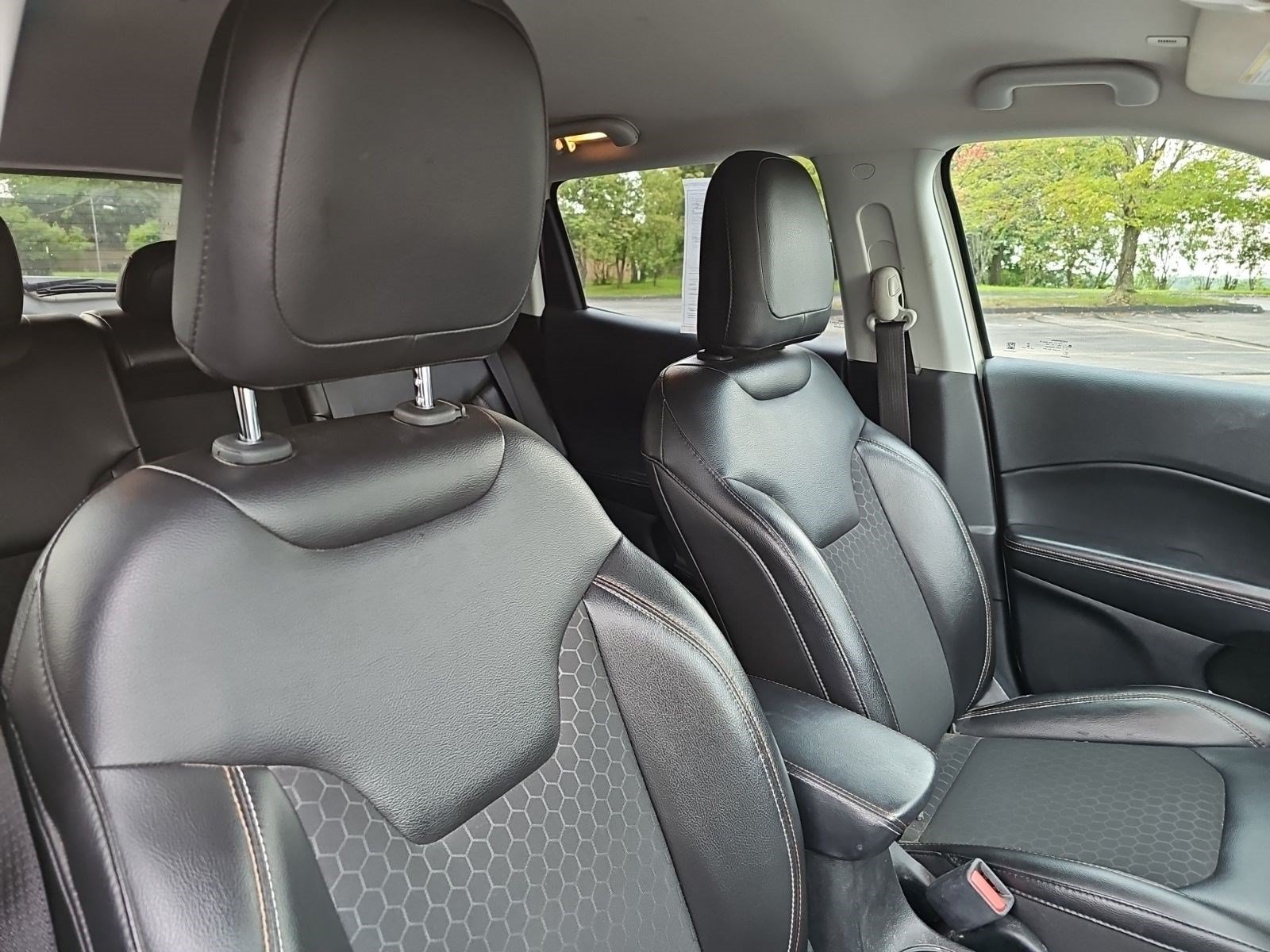 Used 2018 Jeep Compass Latitude FWD image 12