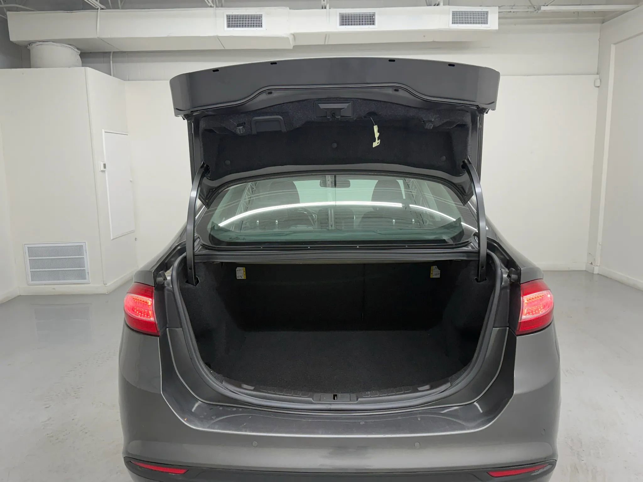 Used 2016 Ford Fusion SE w/ Equipment Group 202A image 20