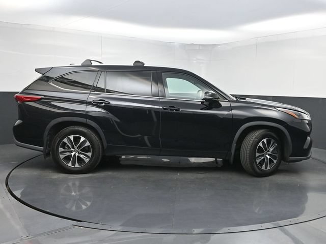 Used 2022 Toyota Highlander XLE AWD/4WD image 2