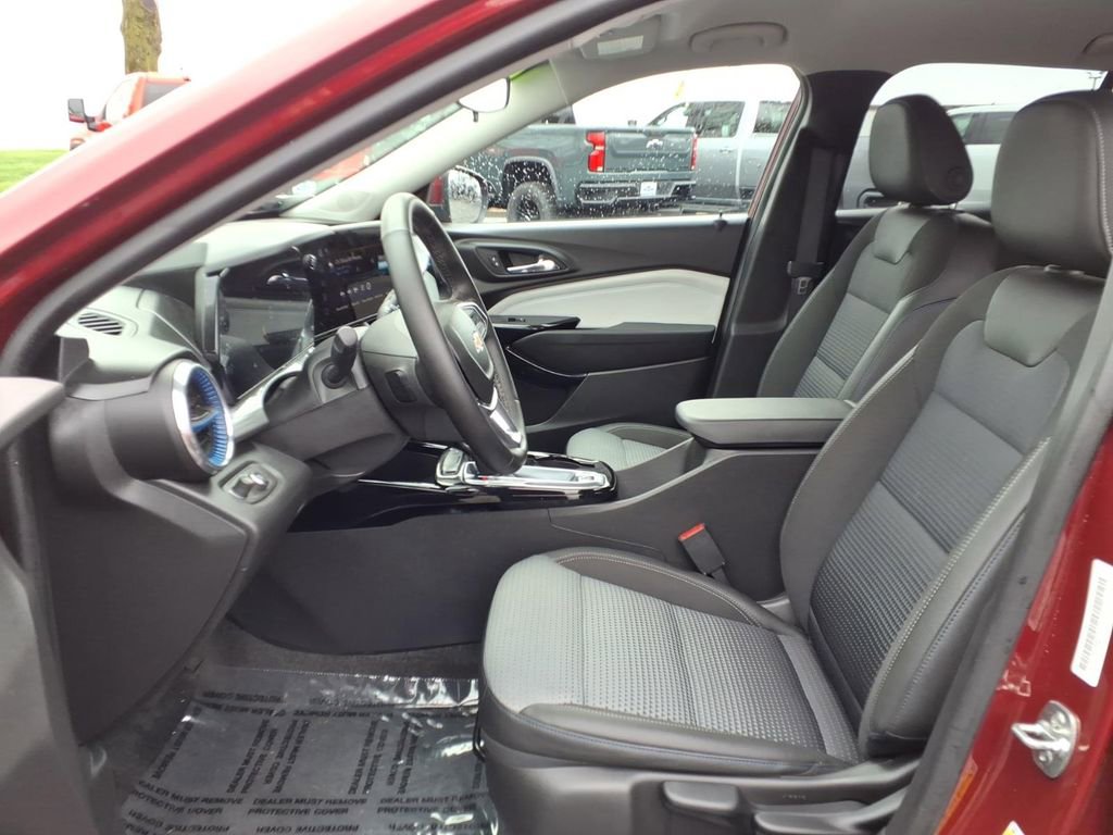 Used 2025 Chevrolet Trax LT w/ Driver Confidence Package FWD image 24