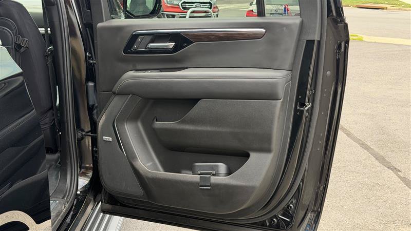 Used 2026 Chevrolet Suburban Premier RWD image 39