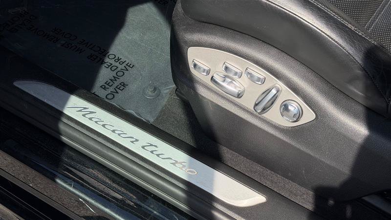 Used 2018 Porsche Macan Turbo AWD/4WD image 25
