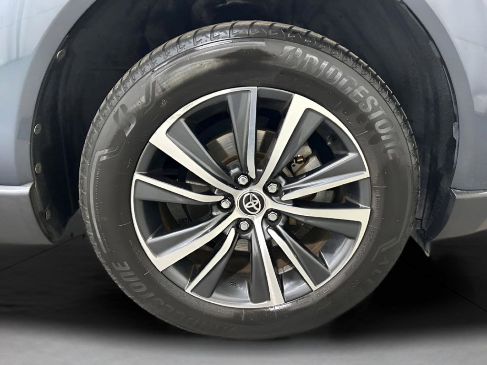 Used 2021 Toyota Venza LE AWD/4WD image 23