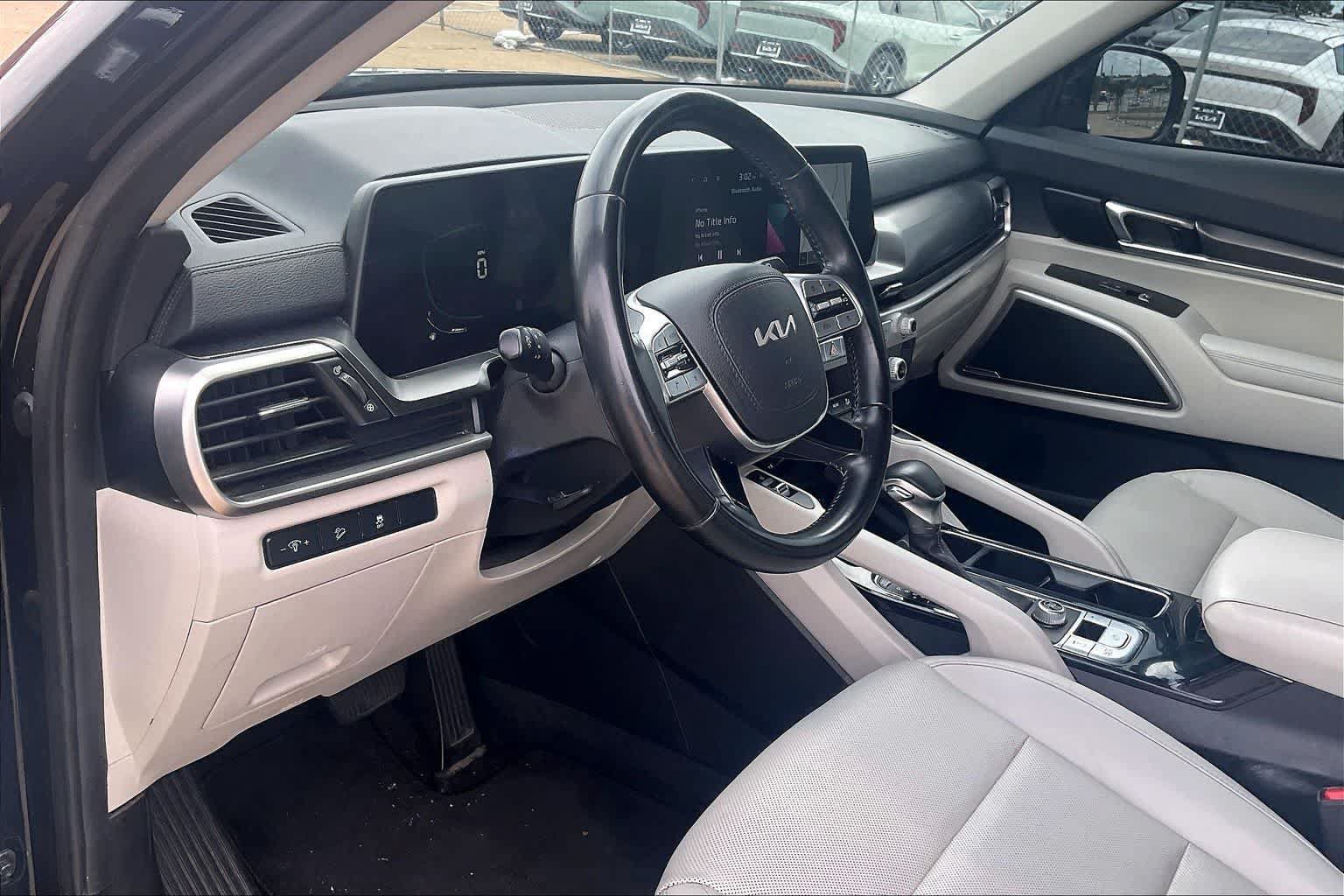 Used 2023 Kia Telluride S FWD image 2