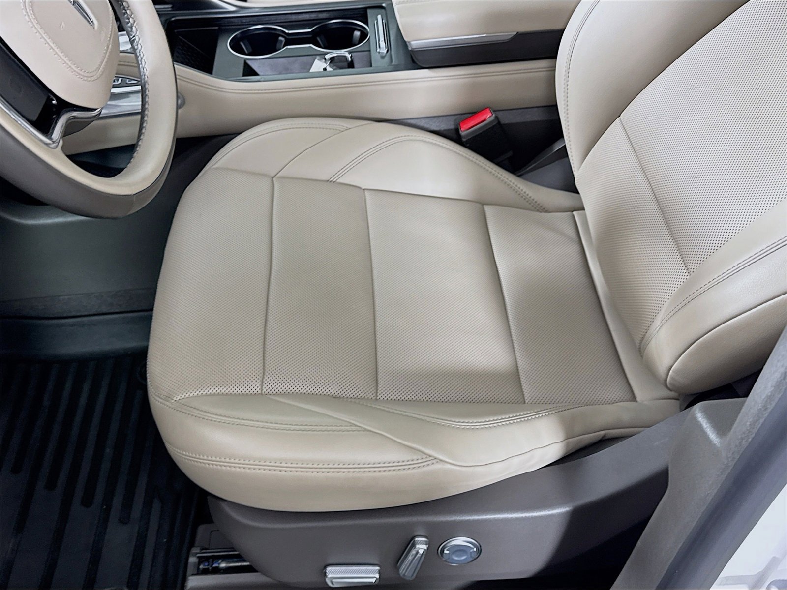 Used 2024 Lincoln Nautilus Premier w/ Equipment Group 102A image 16