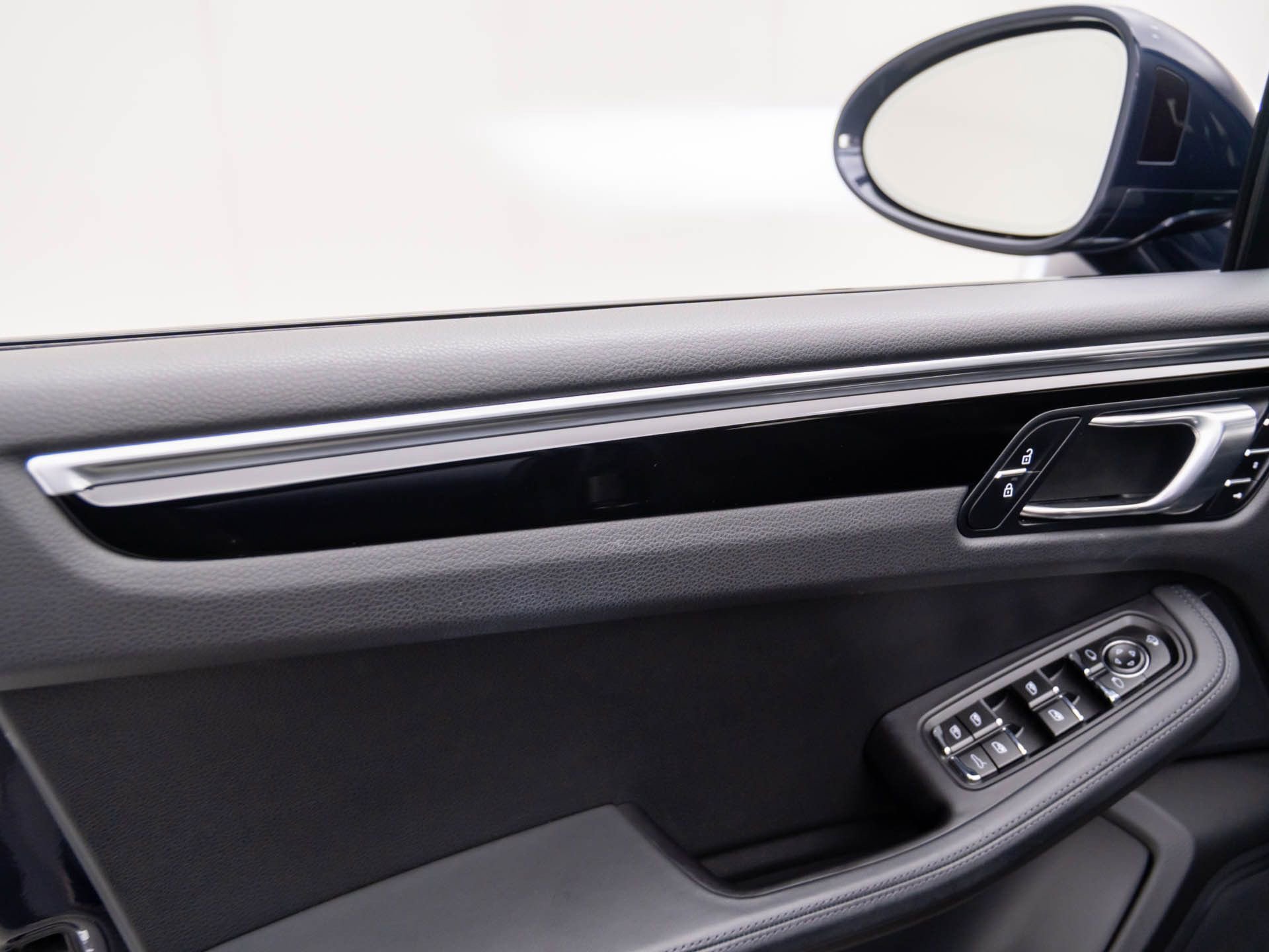 Certified 2022 Porsche Macan S image 15