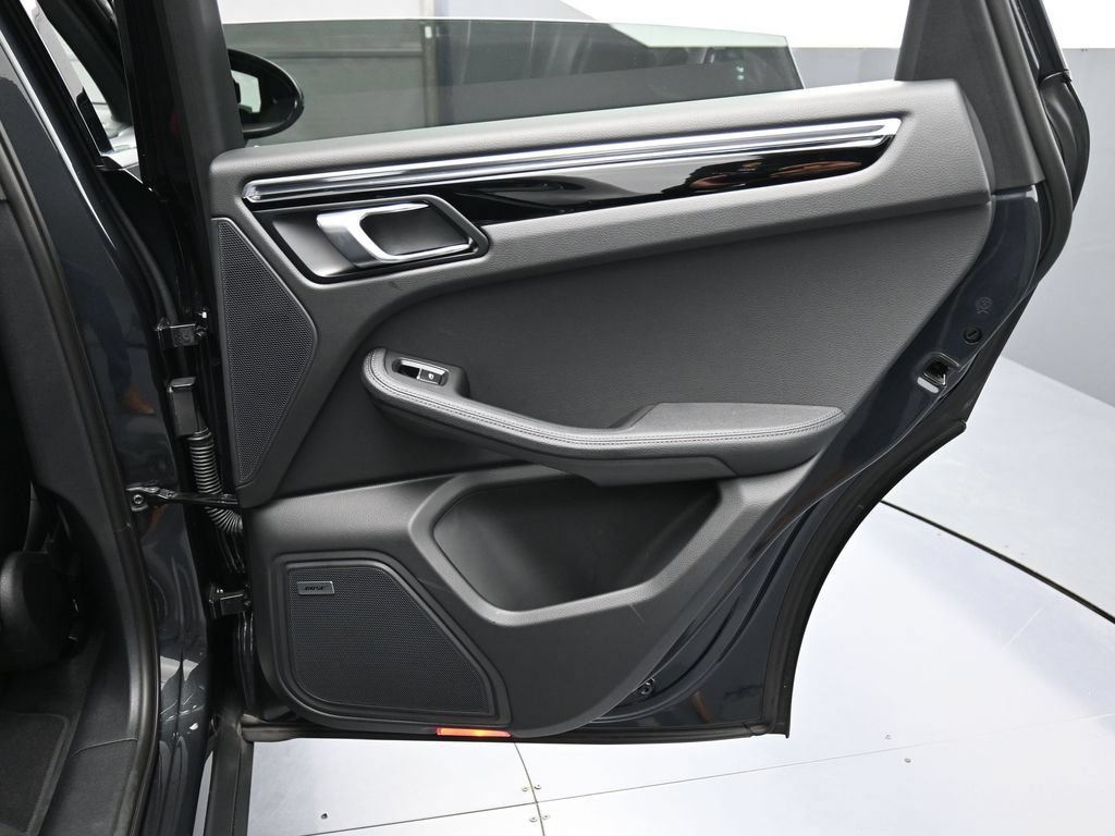 Certified 2025 Porsche Macan AWD/4WD image 25