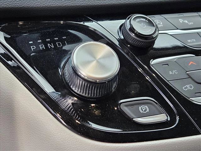 Used 2023 Chrysler Pacifica Touring-L FWD image 10