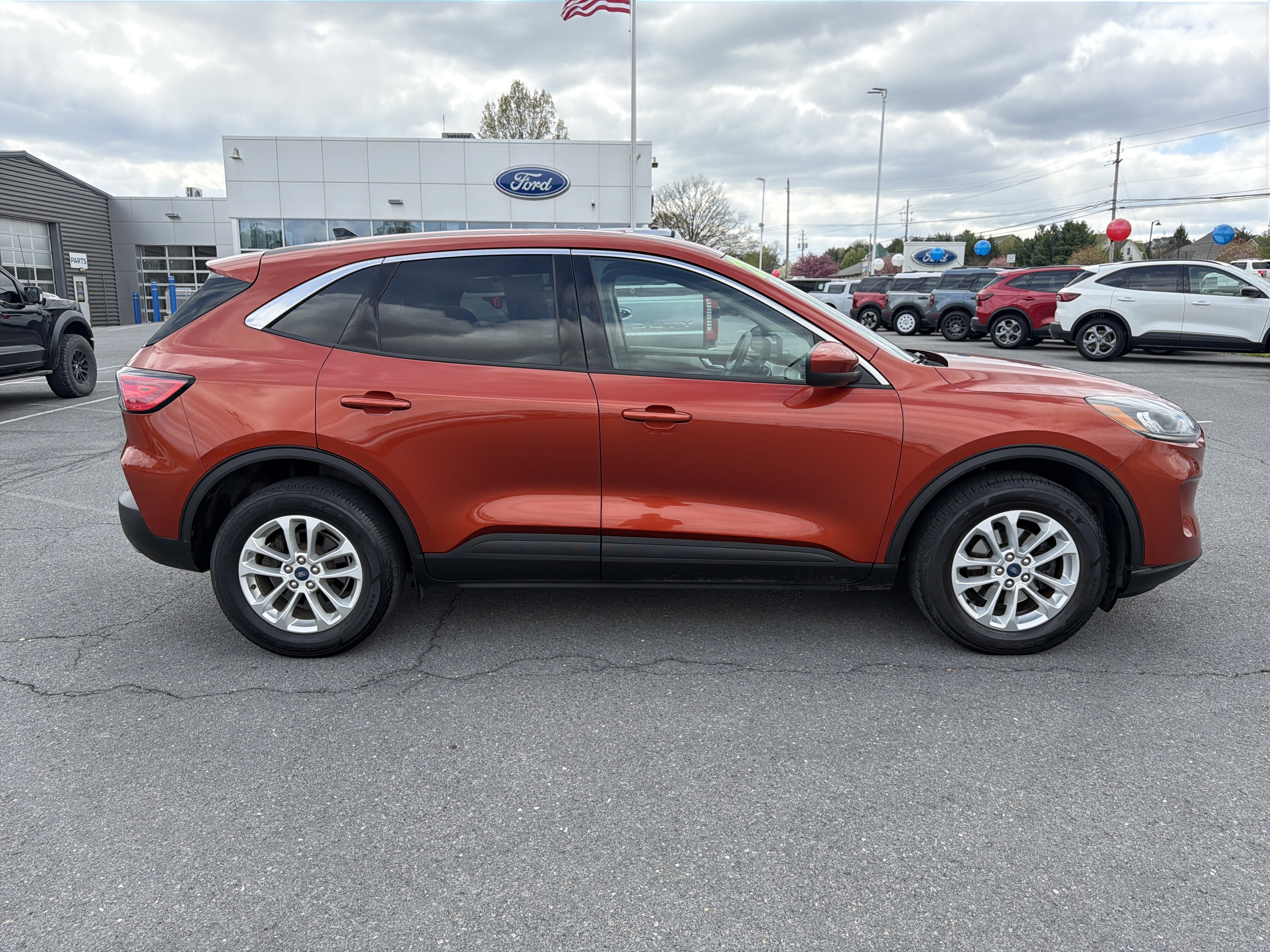 Used 2020 Ford Escape SE image 2