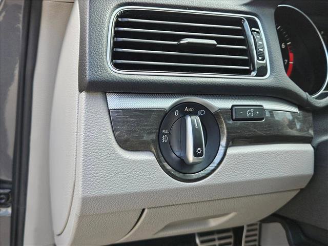 Used 2017 Volkswagen Passat 3.6 SEL Premium FWD image 26