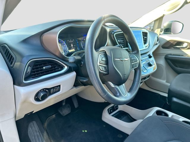 Used 2017 Chrysler Pacifica Touring image 10