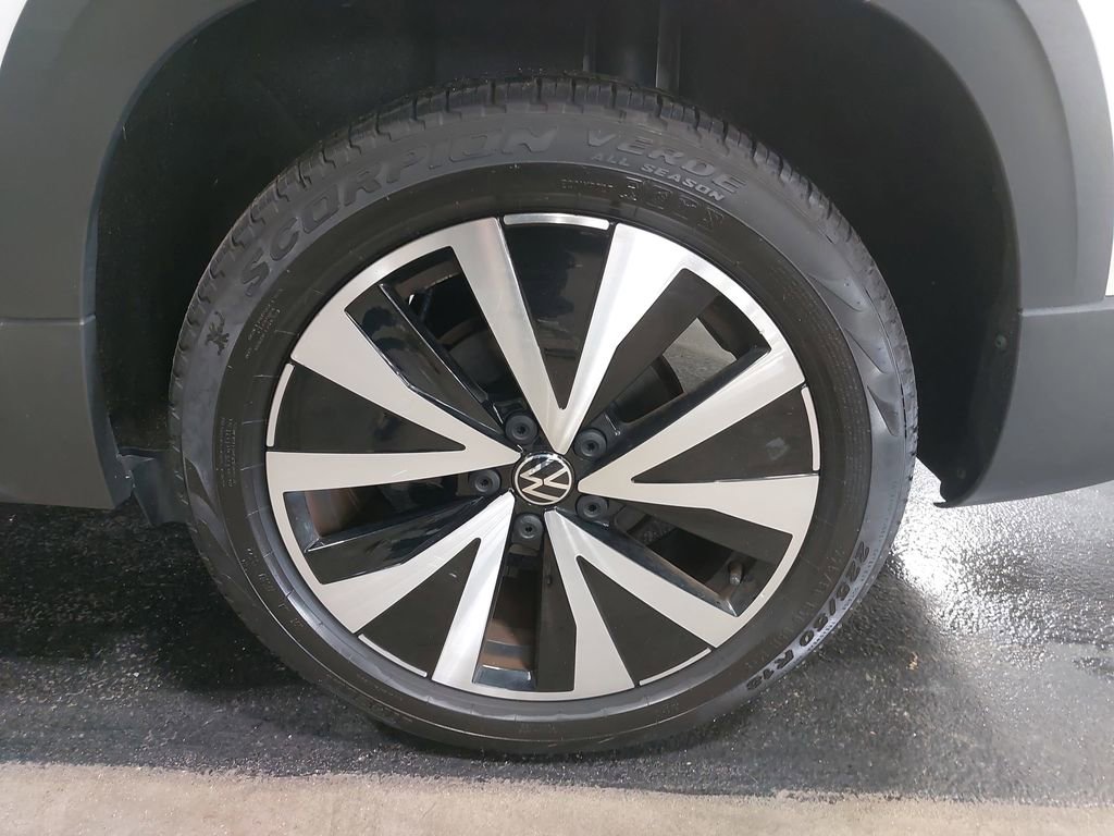 Used 2023 Volkswagen Taos SE w/ Panoramic Sunroof Package image 34