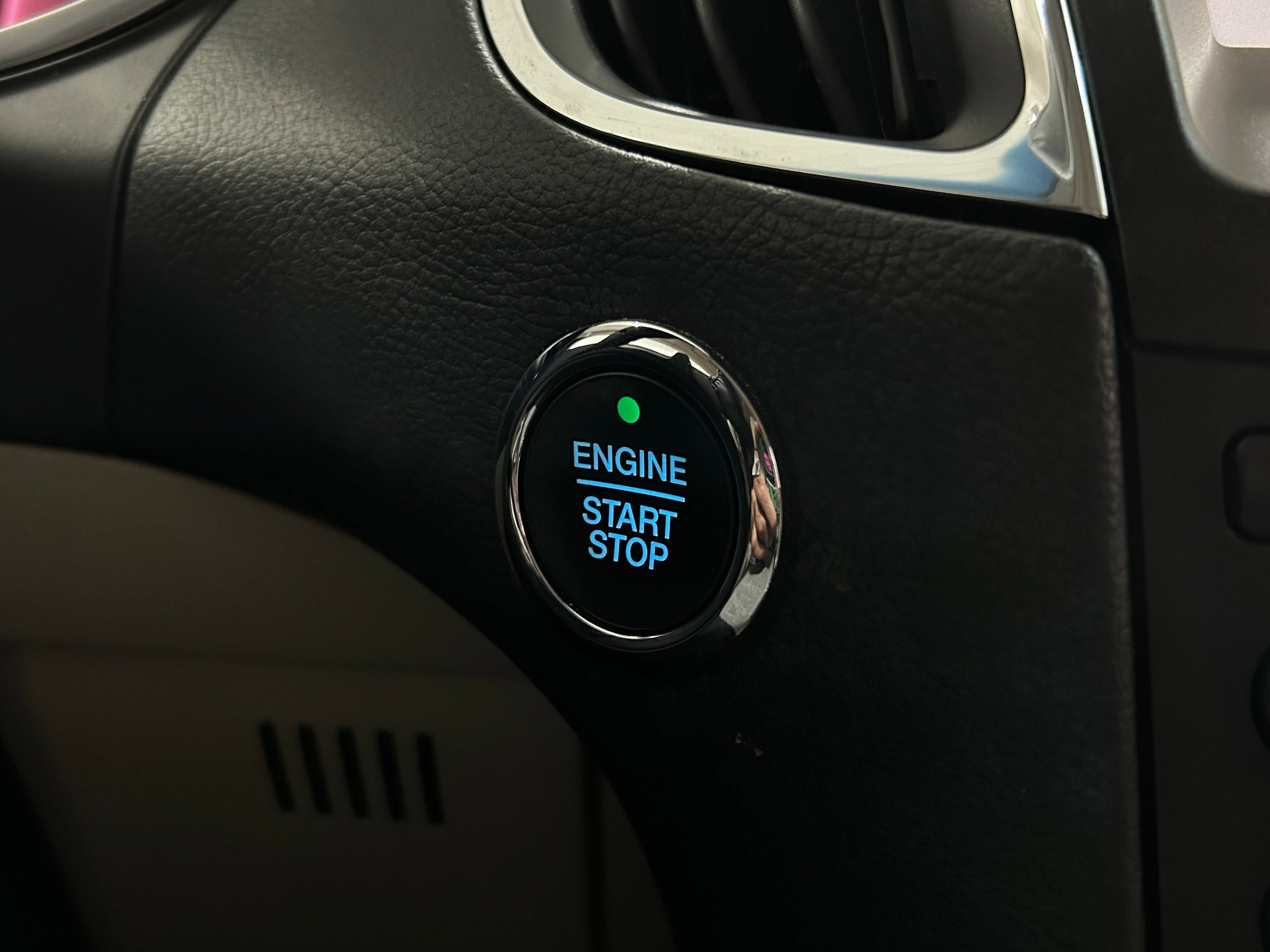 Used 2019 Ford Edge Titanium w/ Cold Weather Package AWD/4WD image 12