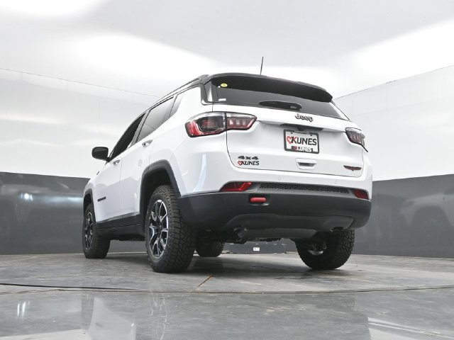 New 2026 Jeep Compass Trailhawk w/ Sun, Sound & Navigation Group AWD/4WD image 45