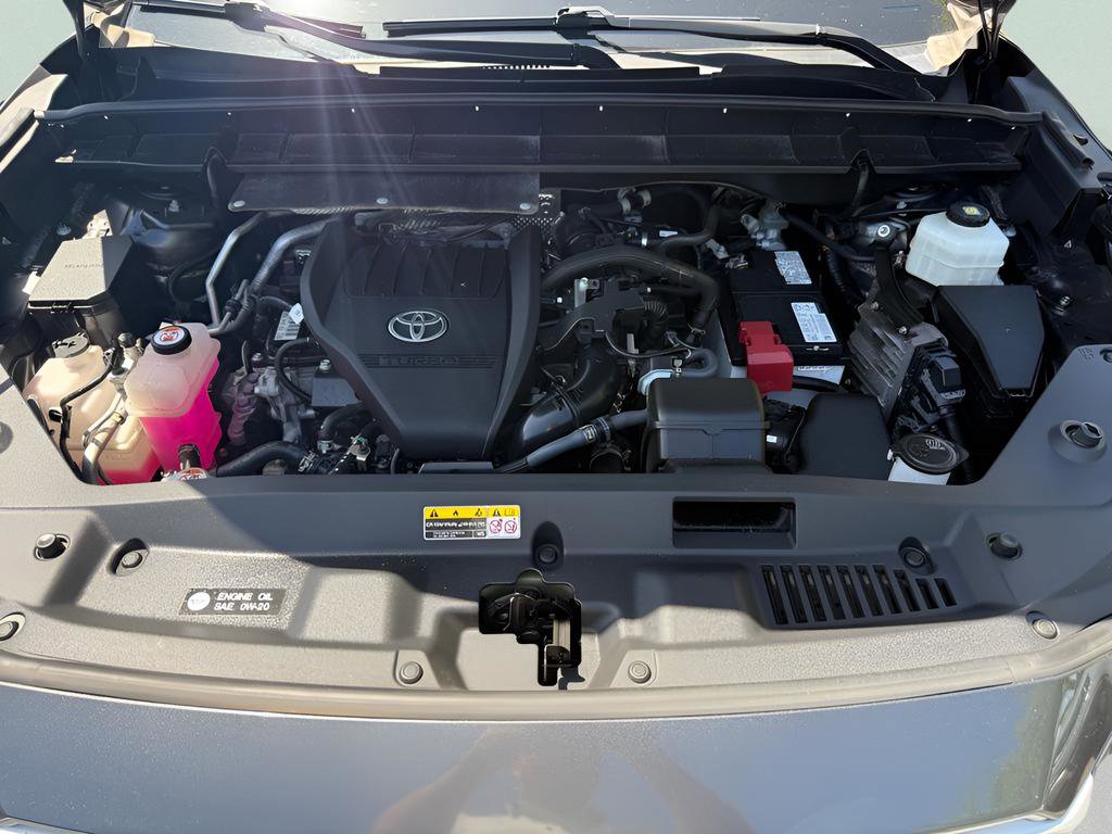 Used 2023 Toyota Highlander LE image 36