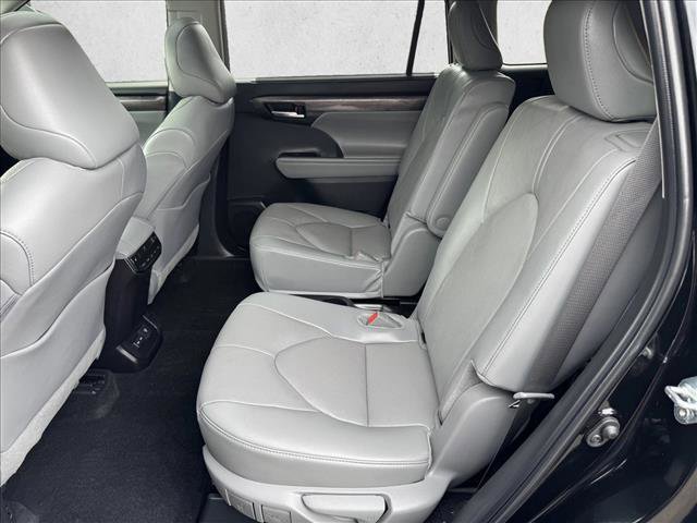 Certified 2025 Toyota Highlander Platinum image 18