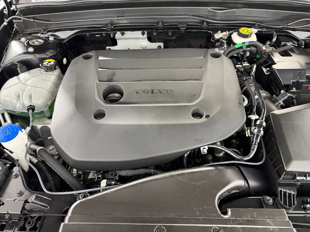 Used 2025 Volvo XC40 B5 Core image 35