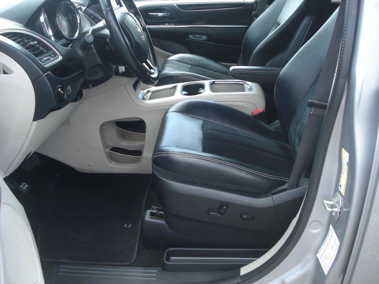 Used 2018 Dodge Grand Caravan SXT image 13