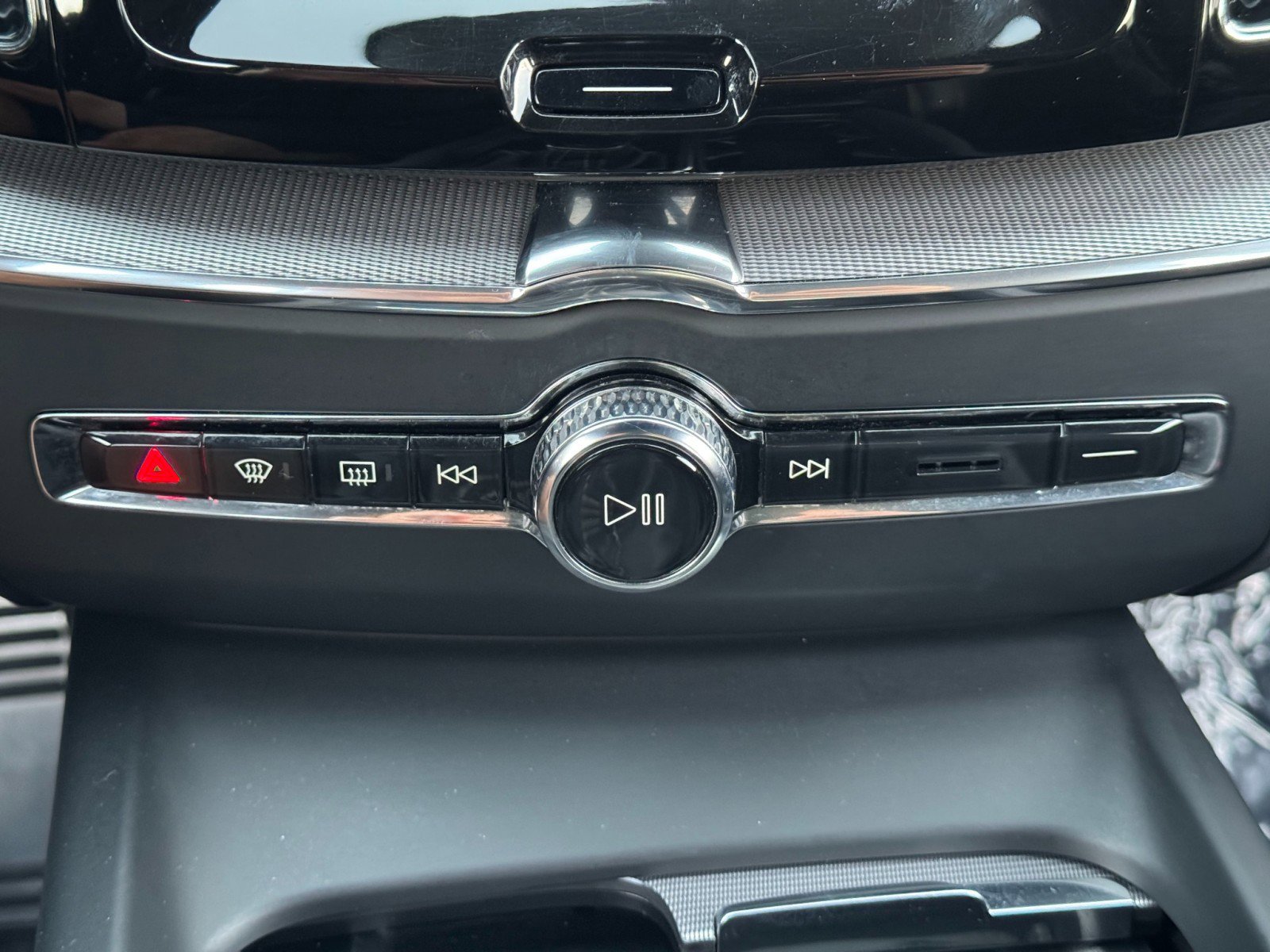 Used 2019 Volvo XC60 T5 R-Design w/ Protection Package image 29