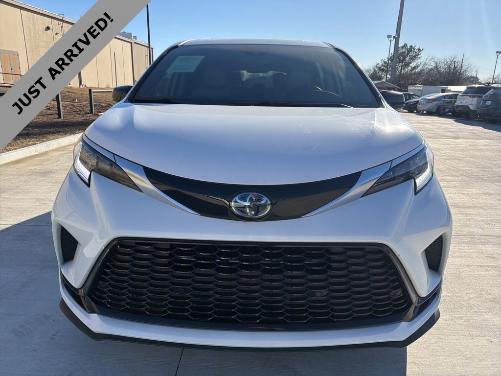 Used 2022 Toyota Sienna XSE image 2