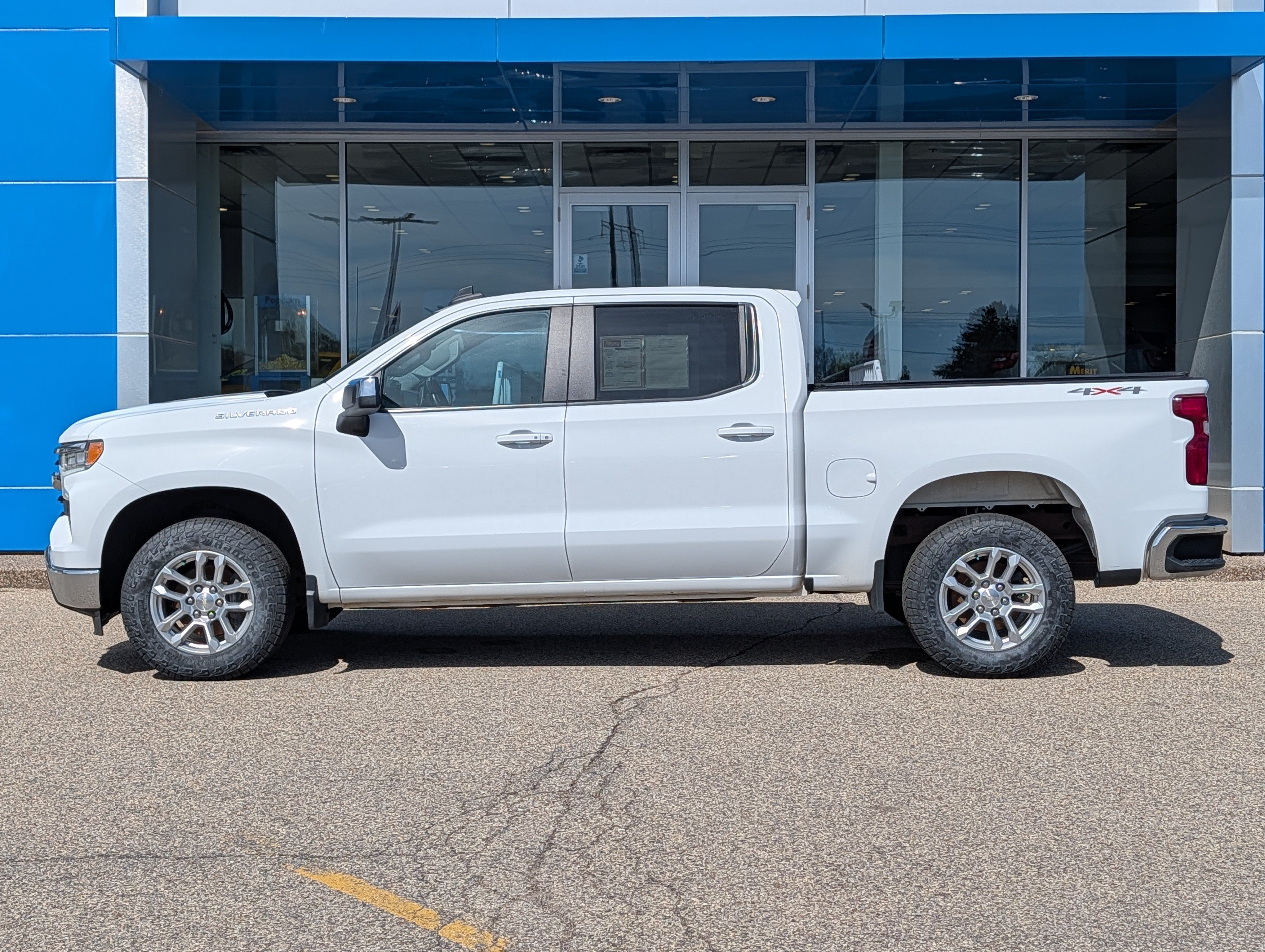 Used 2022 Chevrolet Silverado 1500 LT AWD/4WD image 5