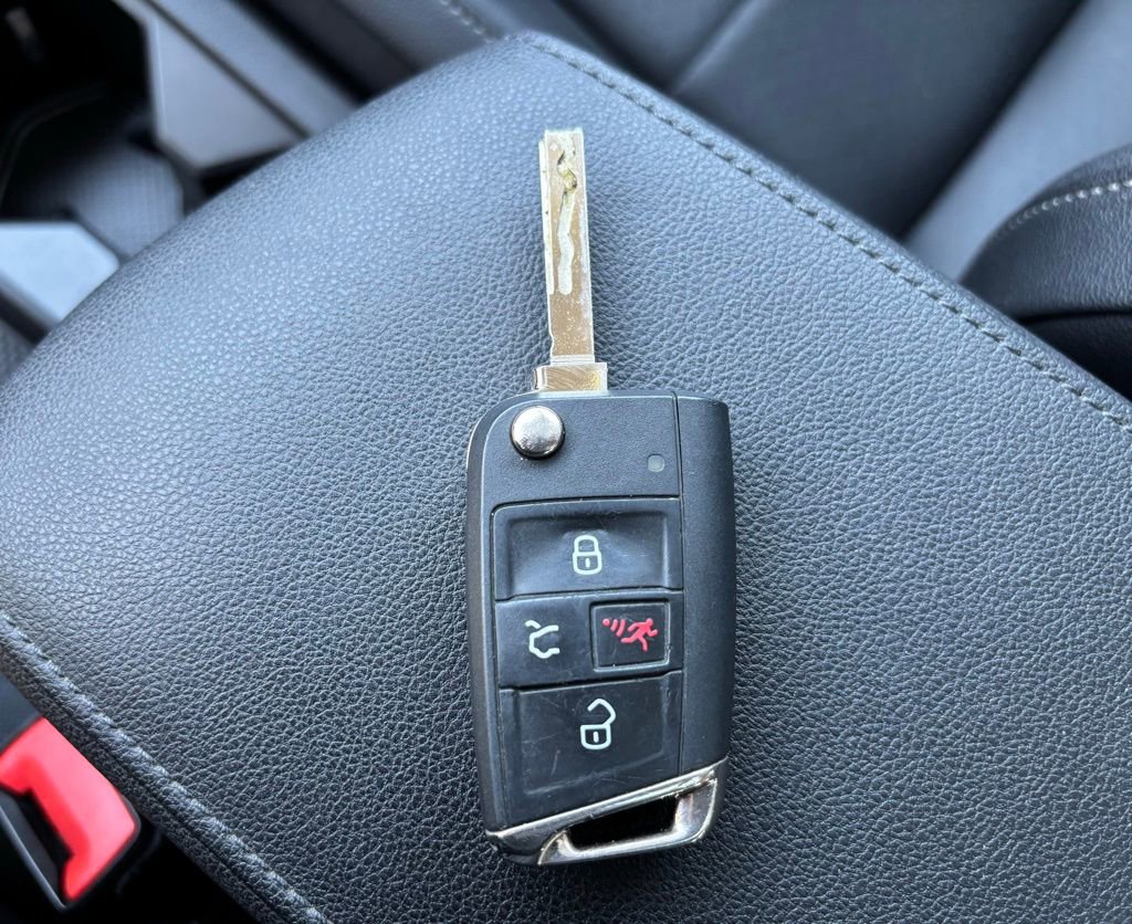 Used 2020 Volkswagen Tiguan SE w/ Panoramic Sunroof Package image 37