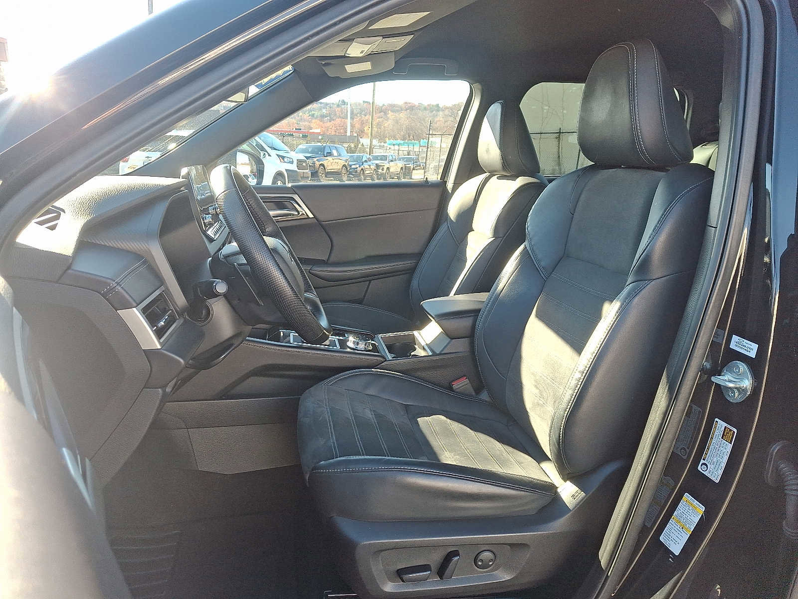 Used 2023 Mitsubishi Outlander SE Black Edition image 14