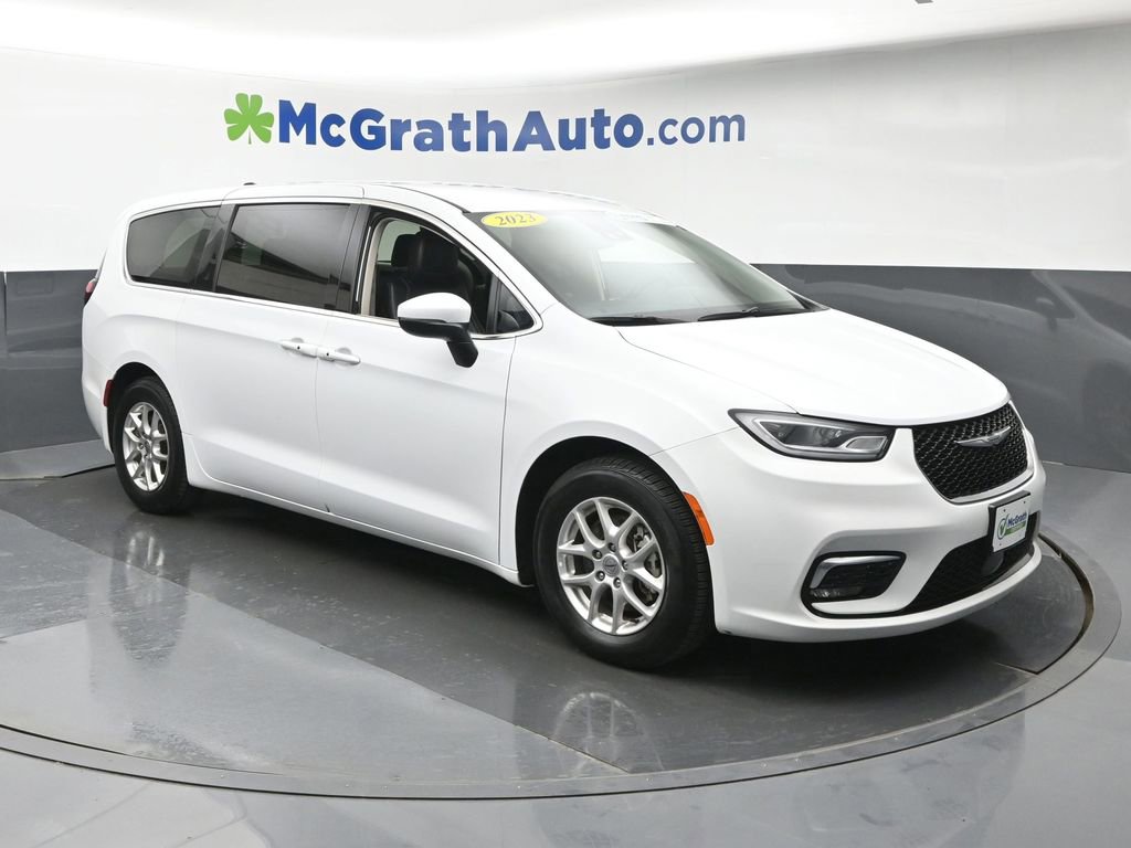 Used 2023 Chrysler Pacifica Touring-L FWD image 2