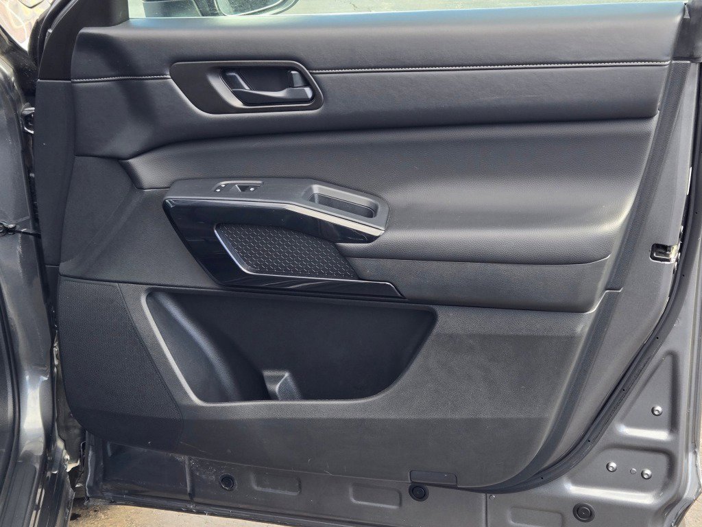 Used 2025 Nissan Pathfinder SV image 6