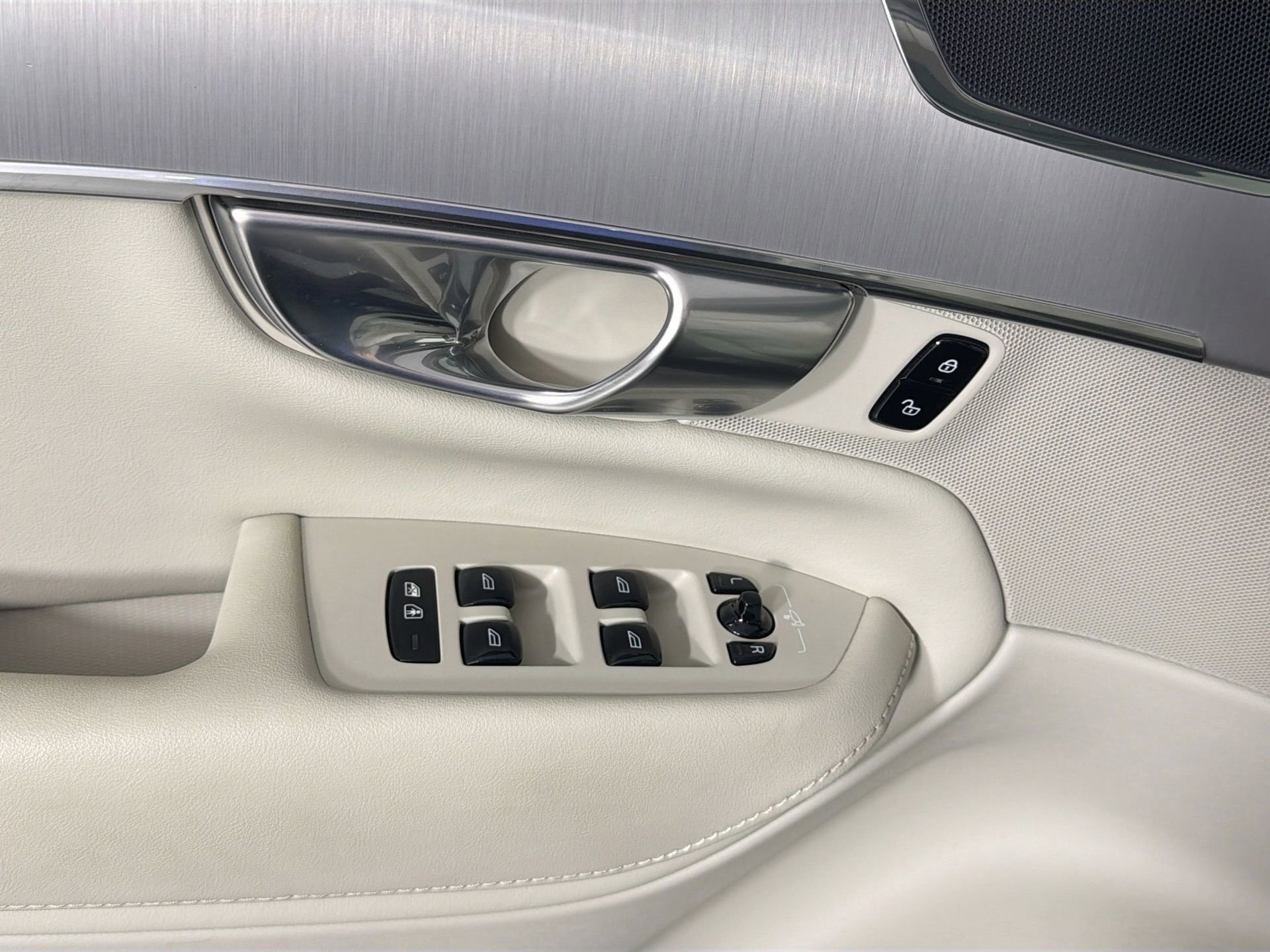 Certified 2023 Volvo XC90 B5 Core image 18