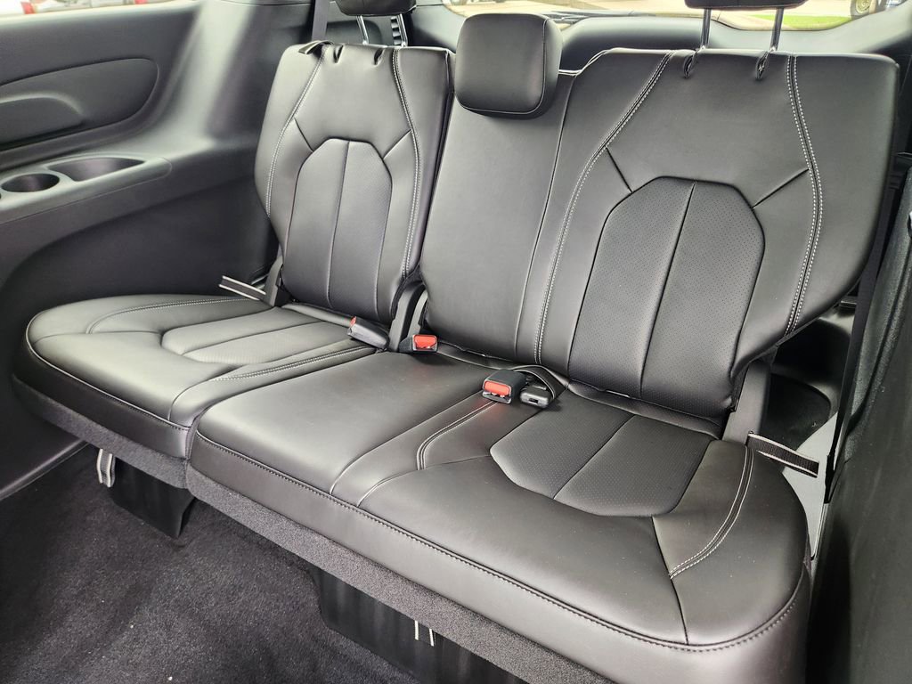 New 2026 Chrysler Pacifica Select image 21
