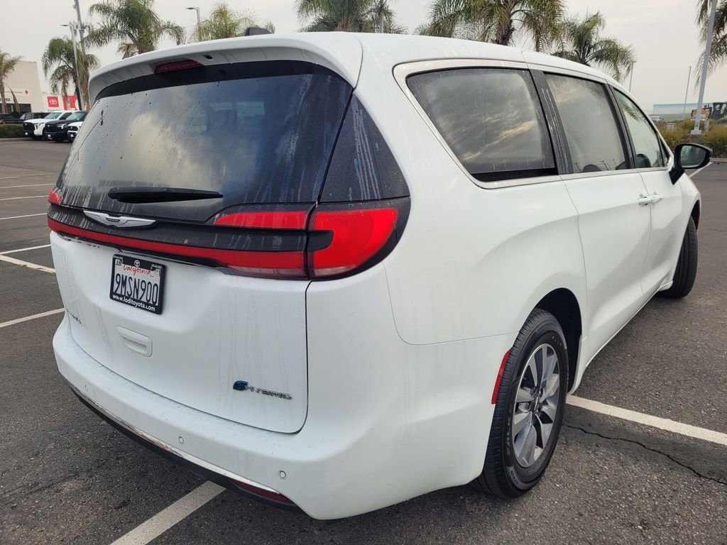 Used 2024 Chrysler Pacifica Select image 4