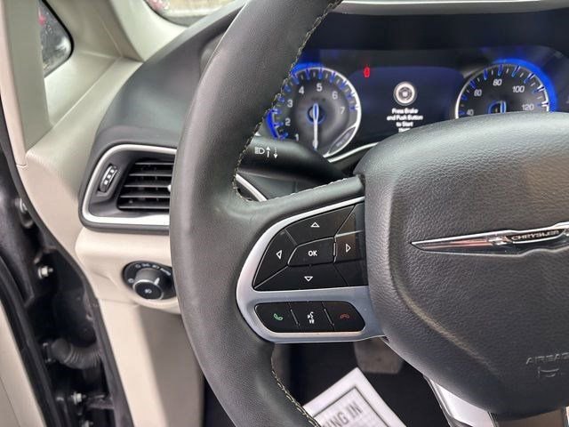 Used 2023 Chrysler Pacifica Touring-L image 17