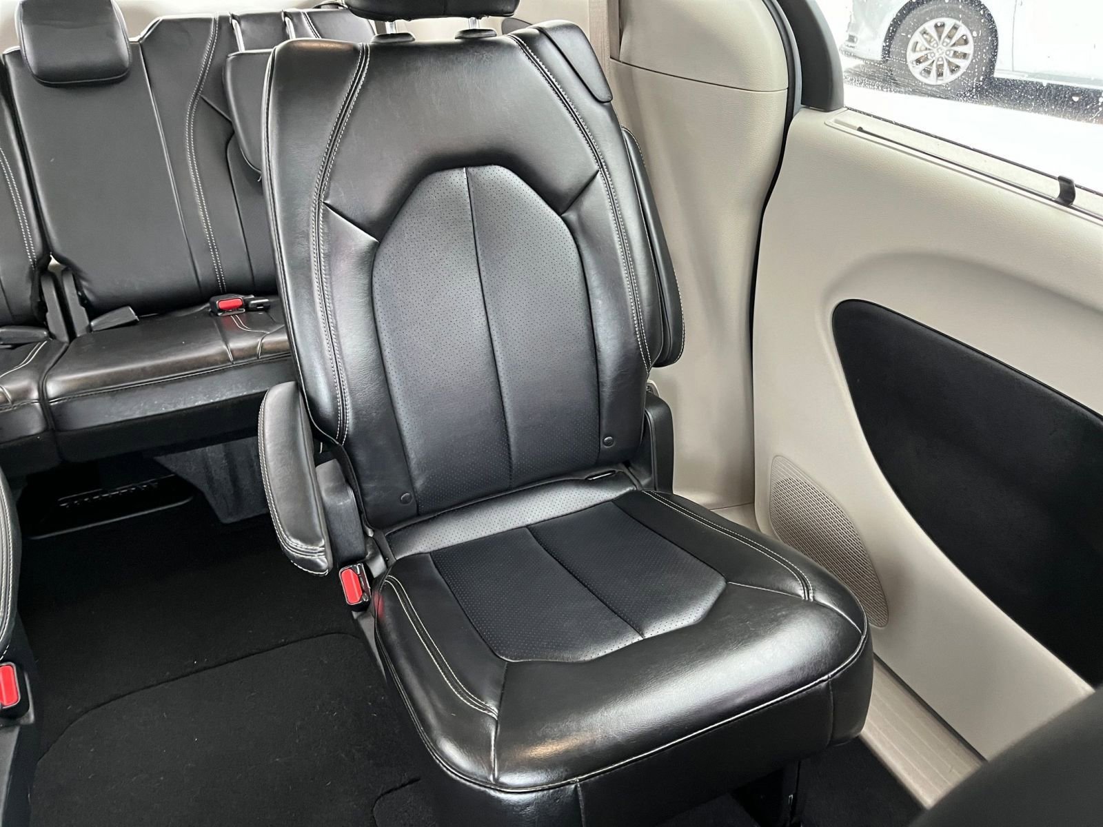 Used 2024 Chrysler Pacifica Touring-L image 36