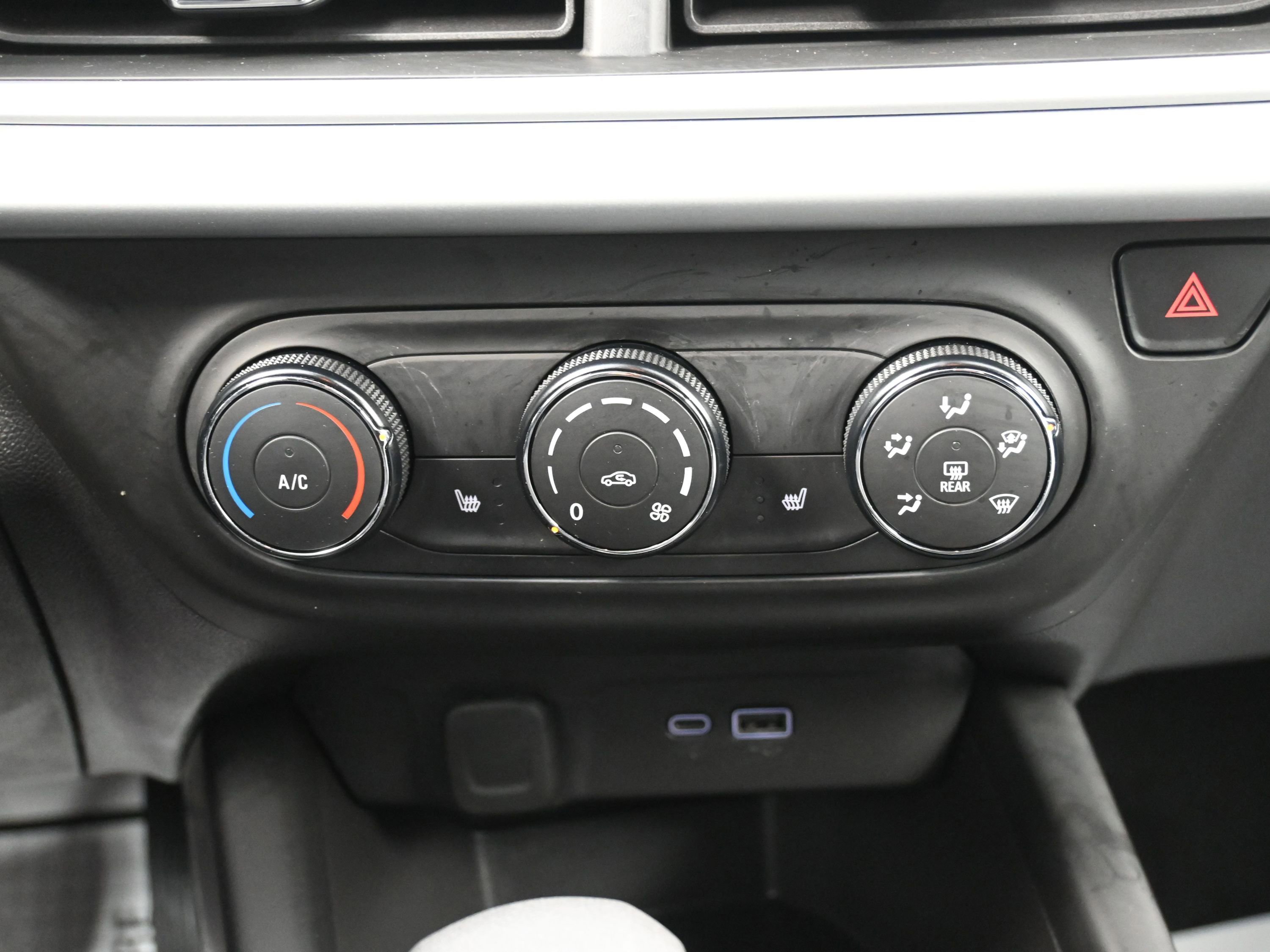 Used 2025 Chevrolet Trax RS image 31