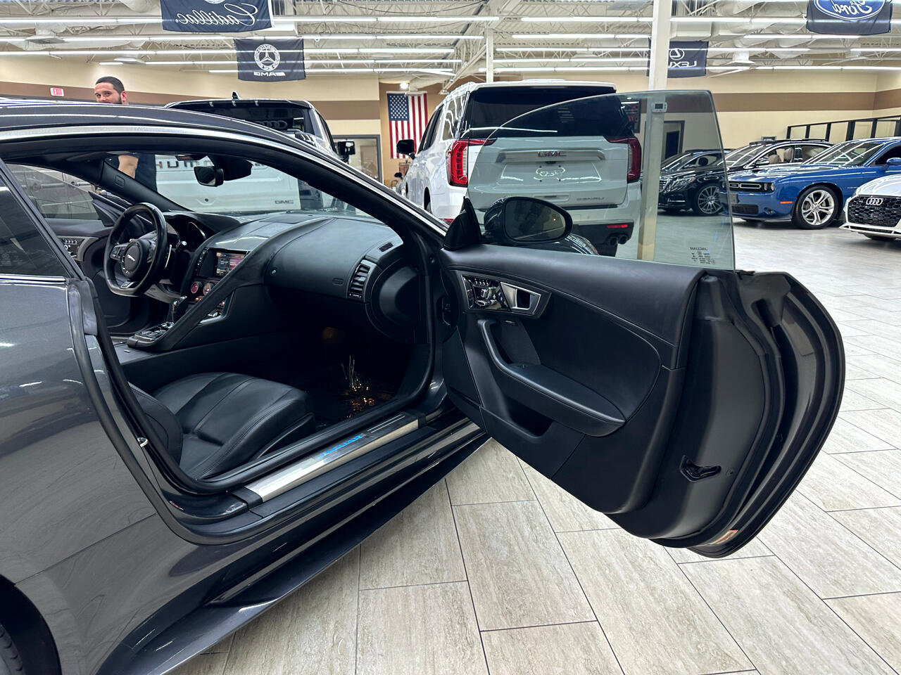 Used 2016 Jaguar F-TYPE R image 10