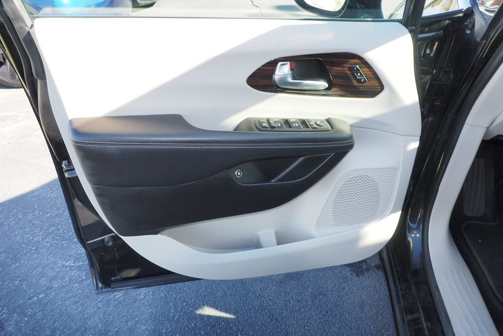 Used 2023 Chrysler Pacifica Limited FWD image 15