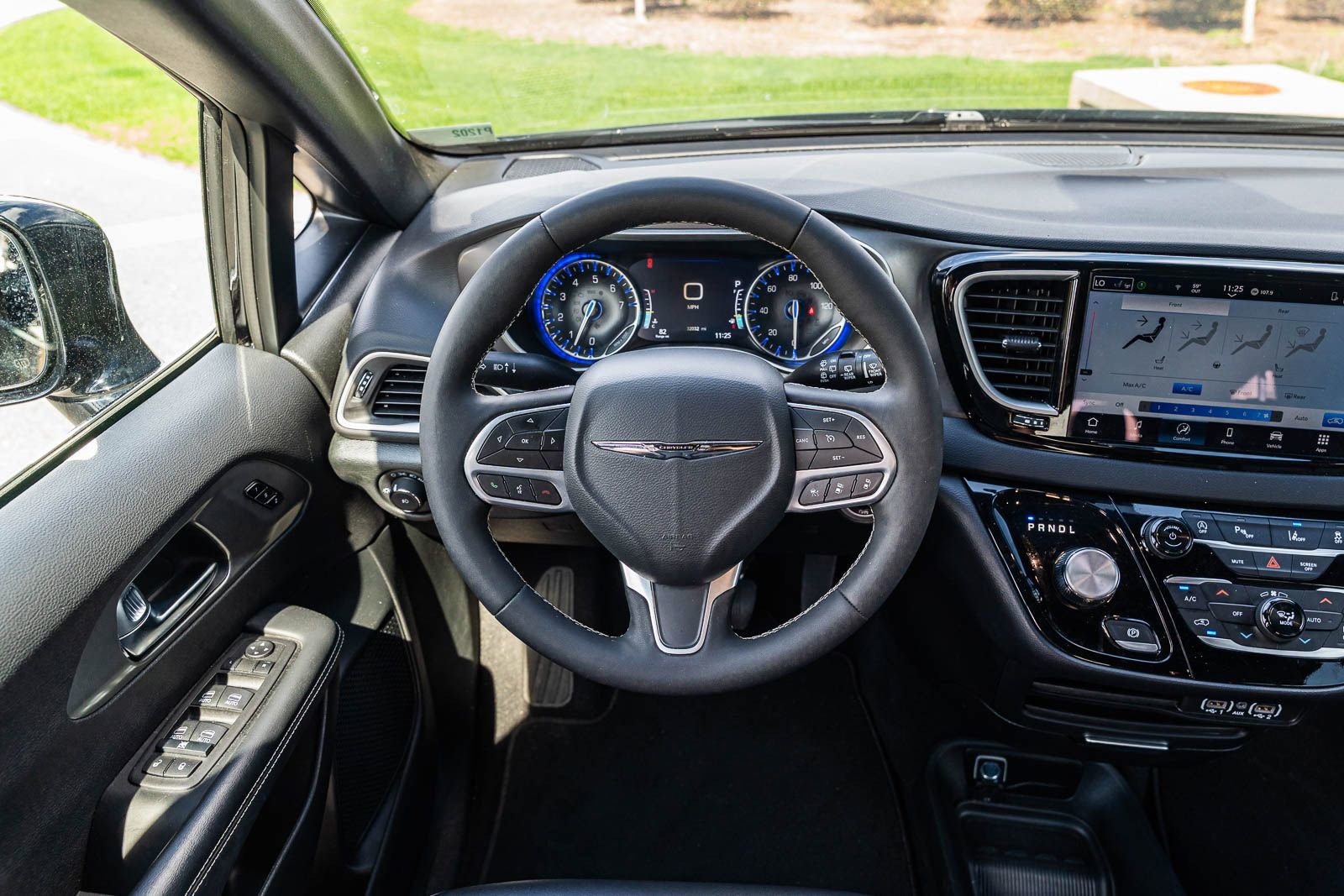 Used 2025 Chrysler Pacifica Select image 27