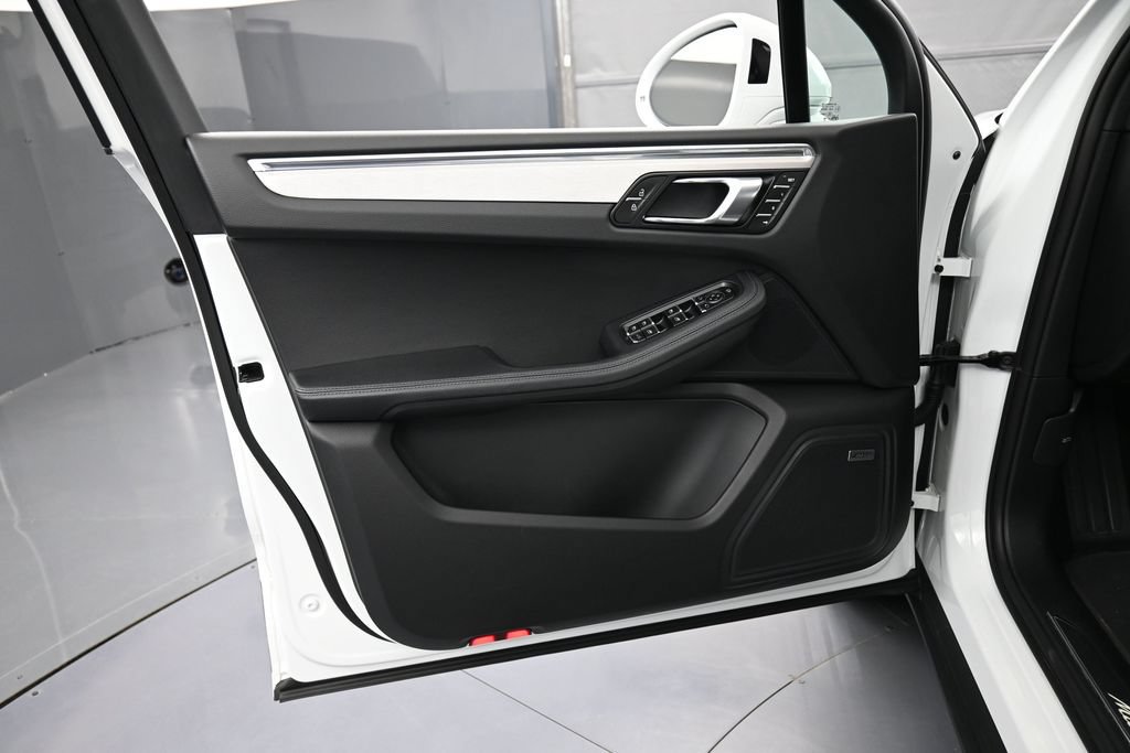 Certified 2026 Porsche Macan AWD/4WD image 15