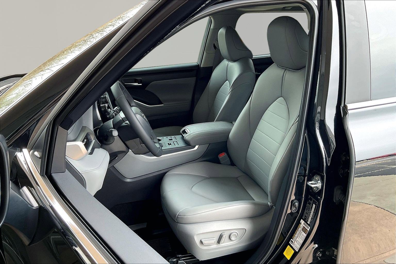 Used 2025 Toyota Highlander XLE image 21