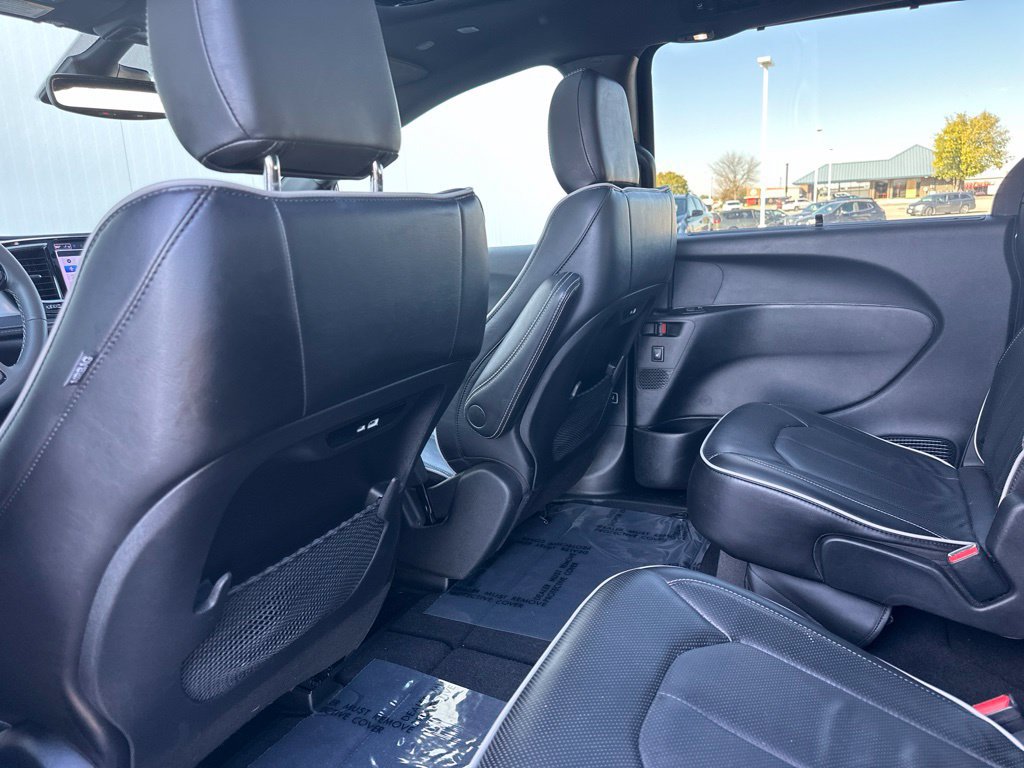 Used 2025 Chrysler Pacifica Limited FWD image 18