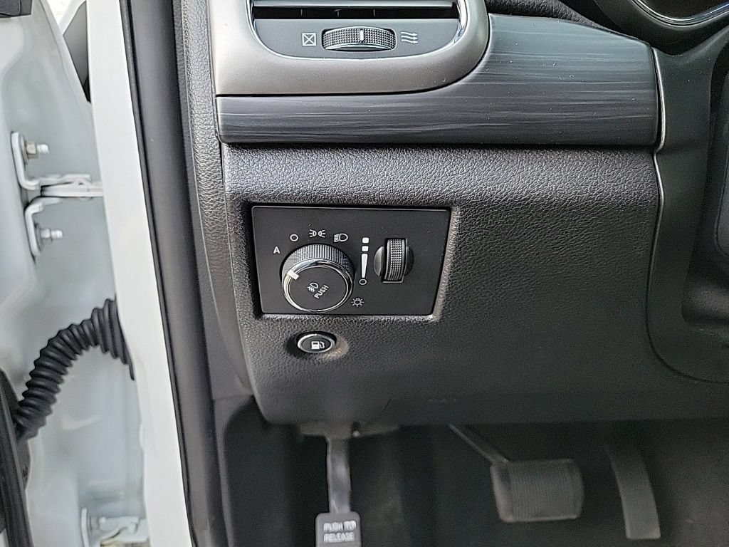 Used 2020 Jeep Grand Cherokee Altitude AWD/4WD image 25