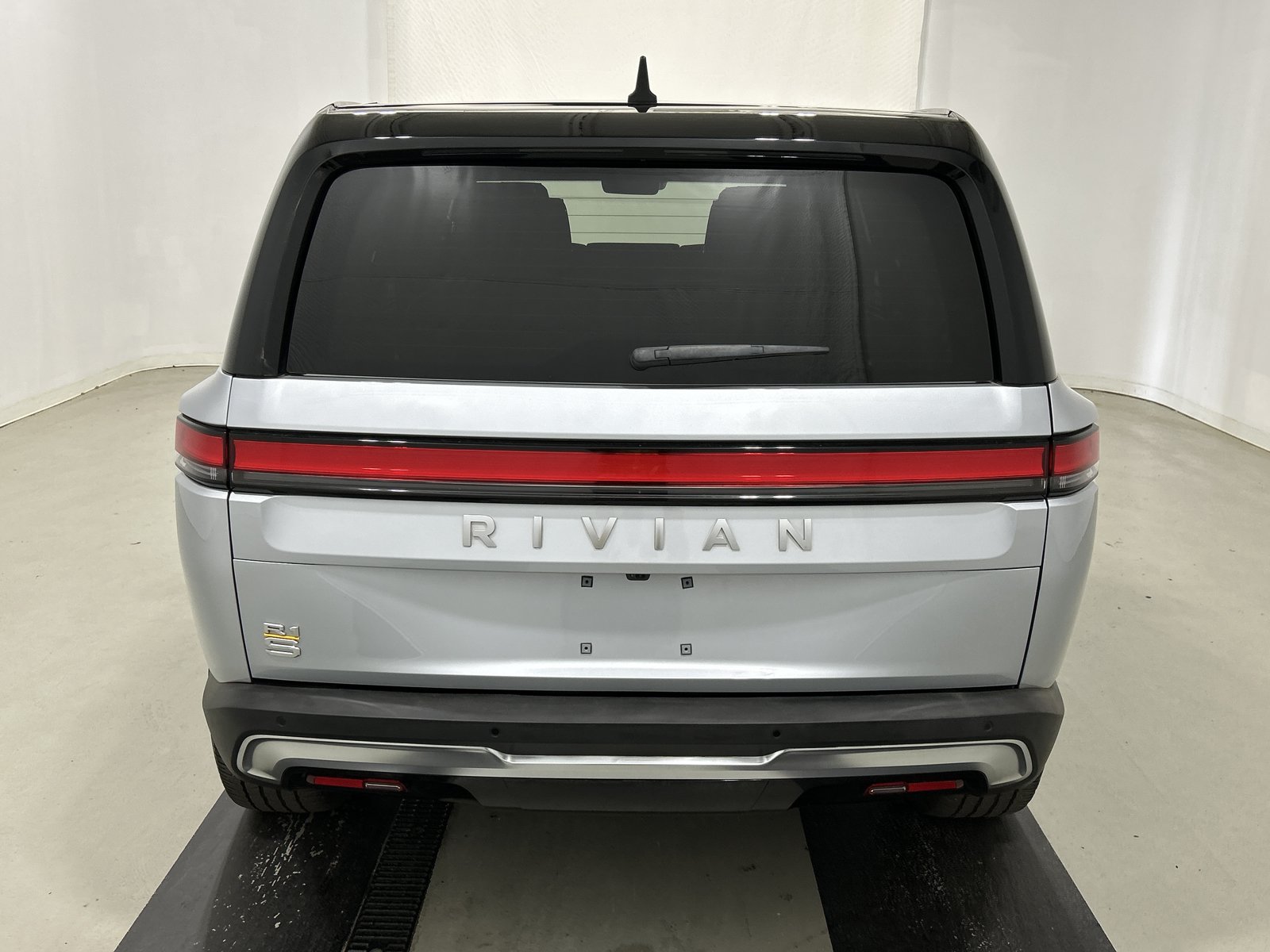 Used 2024 Rivian R1S Adventure AWD/4WD image 4