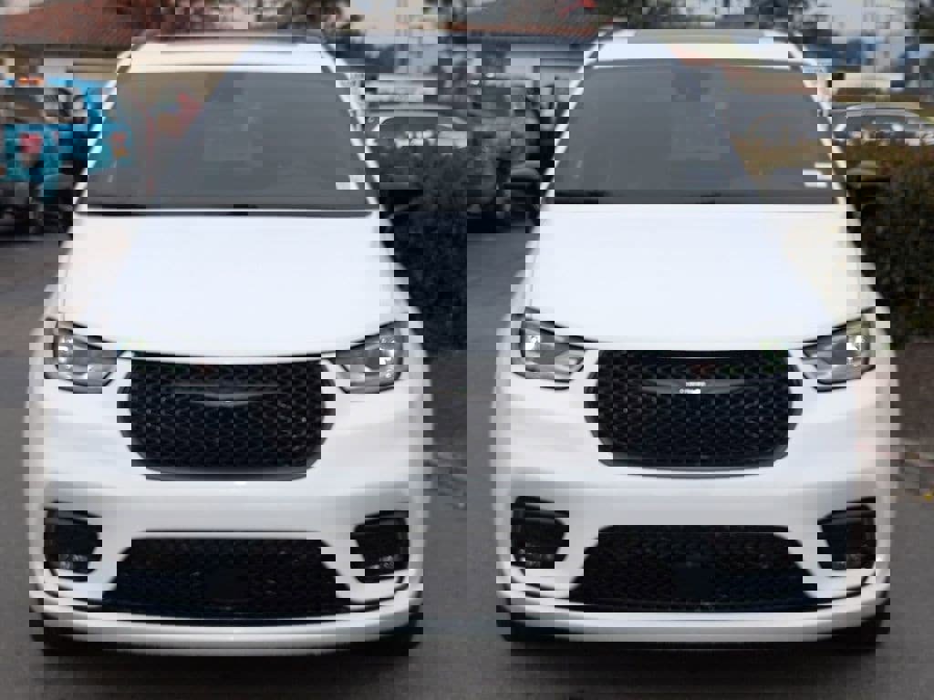 New 2026 Chrysler Pacifica Limited w/ Uconnect Theater Family Group image 2