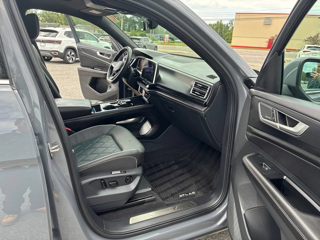 Used 2026 Volkswagen Atlas Cross Sport SEL Premium R-Line w/ MDO Package AWD/4WD image 35
