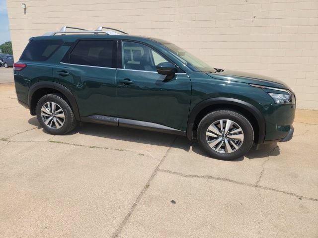 Used 2025 Nissan Pathfinder SL w/ Black Appearance Package AWD/4WD image 5