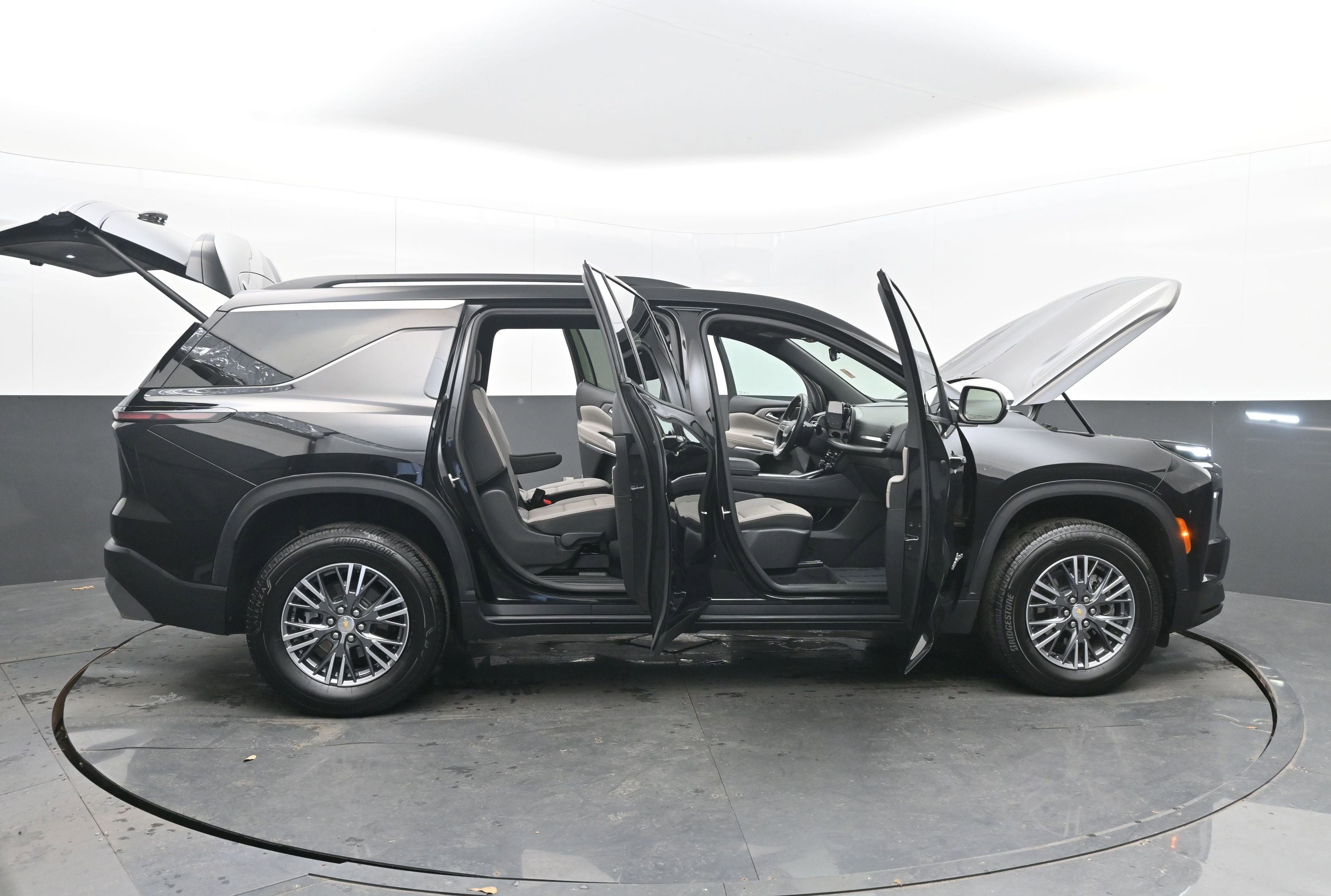 Used 2025 Chevrolet Traverse LT image 48