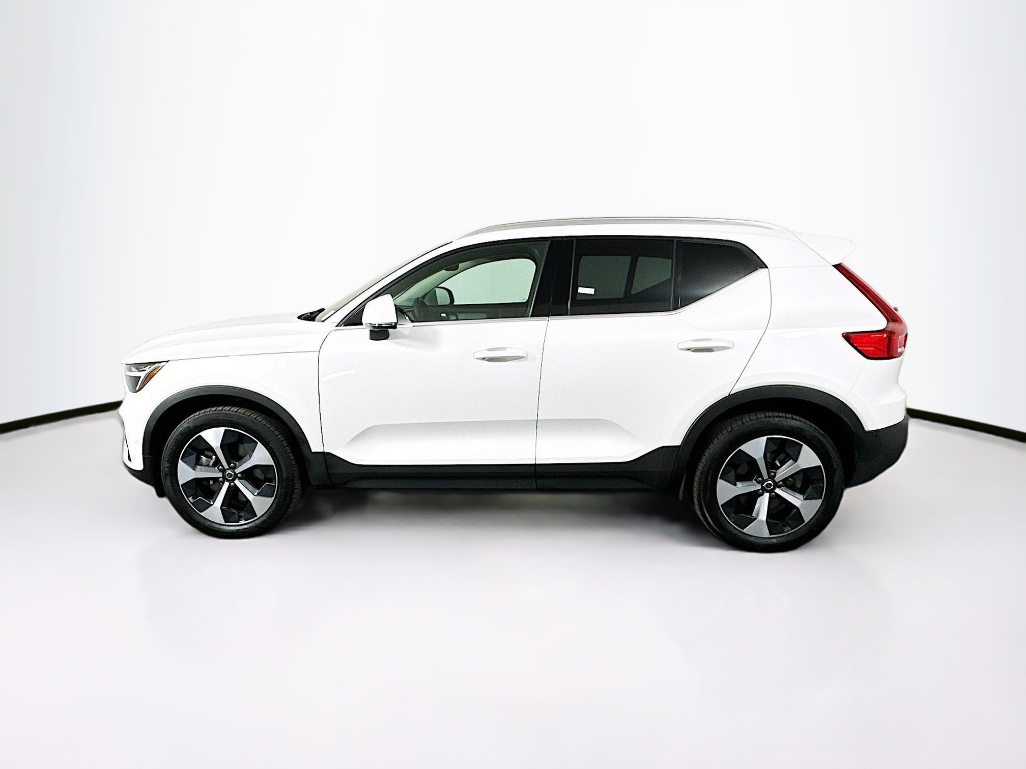 Used 2025 Volvo XC40 B5 Plus image 4
